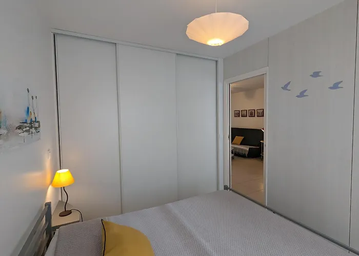 Apartment Centre, T2 De 47m², 200m Plage, Loggia, Parking, Ideal Couple - Fr-1-420-109 *